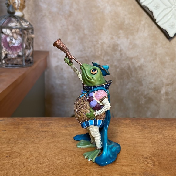Fun Frog Royal Ribbiteer from the Camelot Frogs Sculpture Collection - Picture 2 of 9